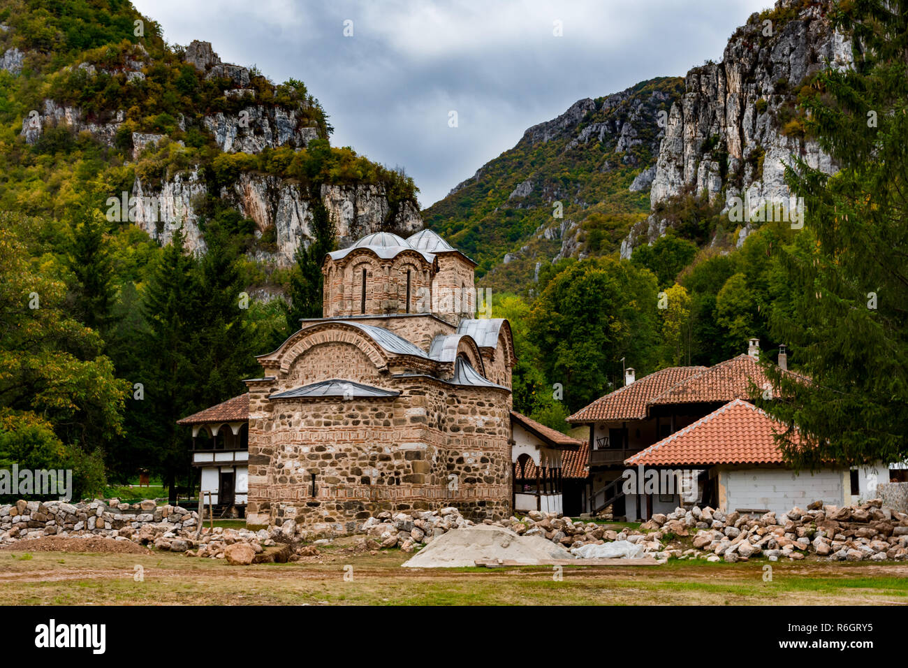 Poganovo Monastère de Saint Jean le Théologien, est situé à proximité du canyon de la rivière Jerma en Serbie, entouré de forêts et de falaises escarpées Banque D'Images
