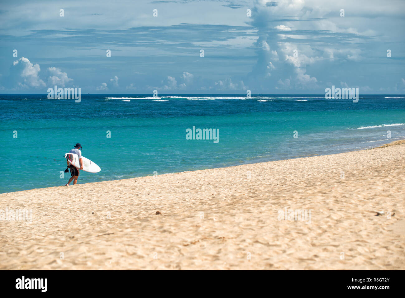 Méconnaissable bénéficie d'un tourisme Bali à Nusa Dua Beach. Bali est une destination touristique populaire en particulier pour les gens de l'Australie. Banque D'Images