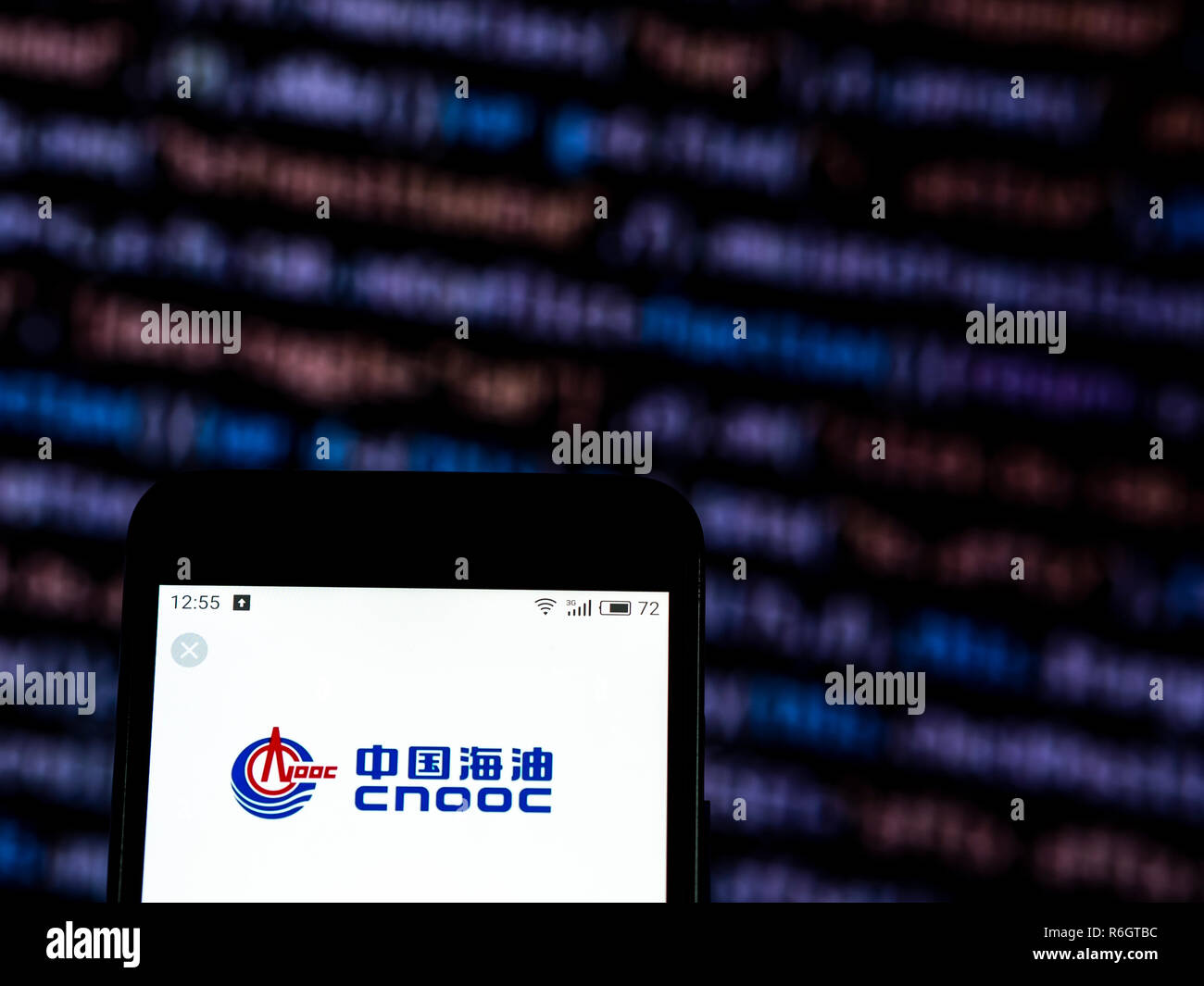 La China National Offshore Oil Corporation, ou groupe CNOOC vu le logo affiché sur le téléphone intelligent. Banque D'Images