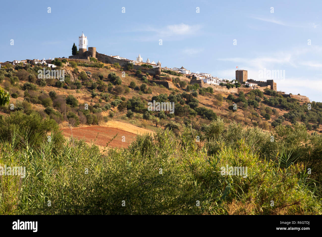 Vue sur colline, village fortifié de Monsaraz, Evora, Alentejo, Portugal, Europe Banque D'Images