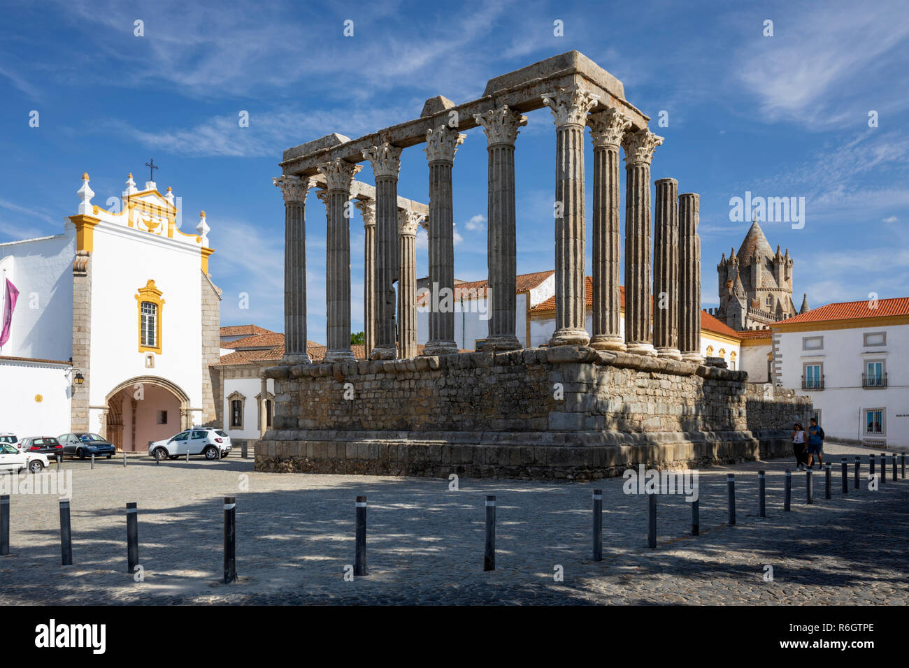 Templo romano datant du 2e siècle AD avec Evora Cathédrale Se derrière, Evora, Alentejo, Portugal, Europe Banque D'Images