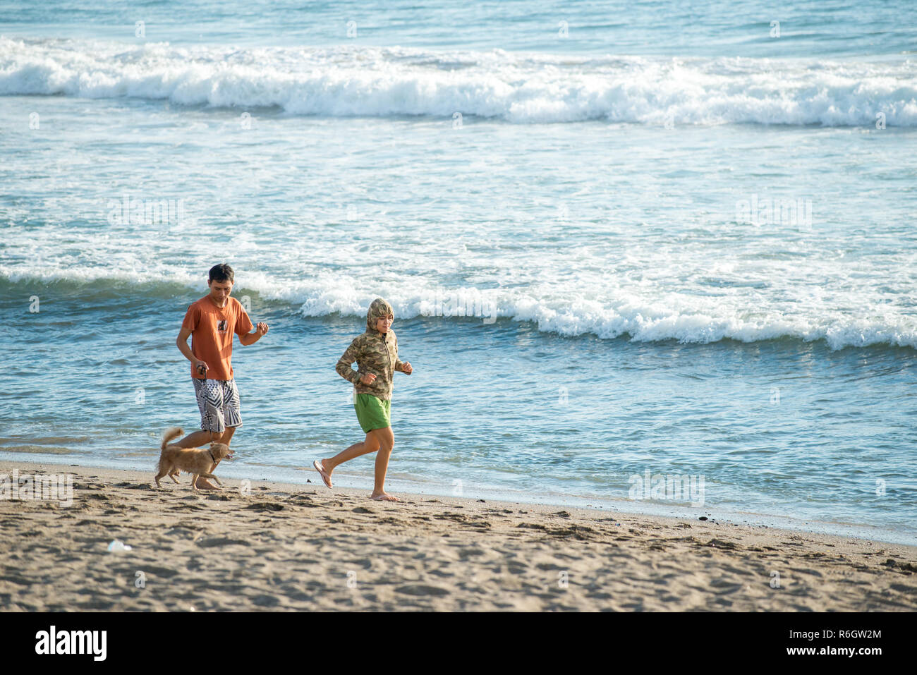 Les touristes profiter d'un Bali s'exécutant sur la plage. Bali est une destination touristique populaire en particulier pour les gens de l'Australie. Banque D'Images