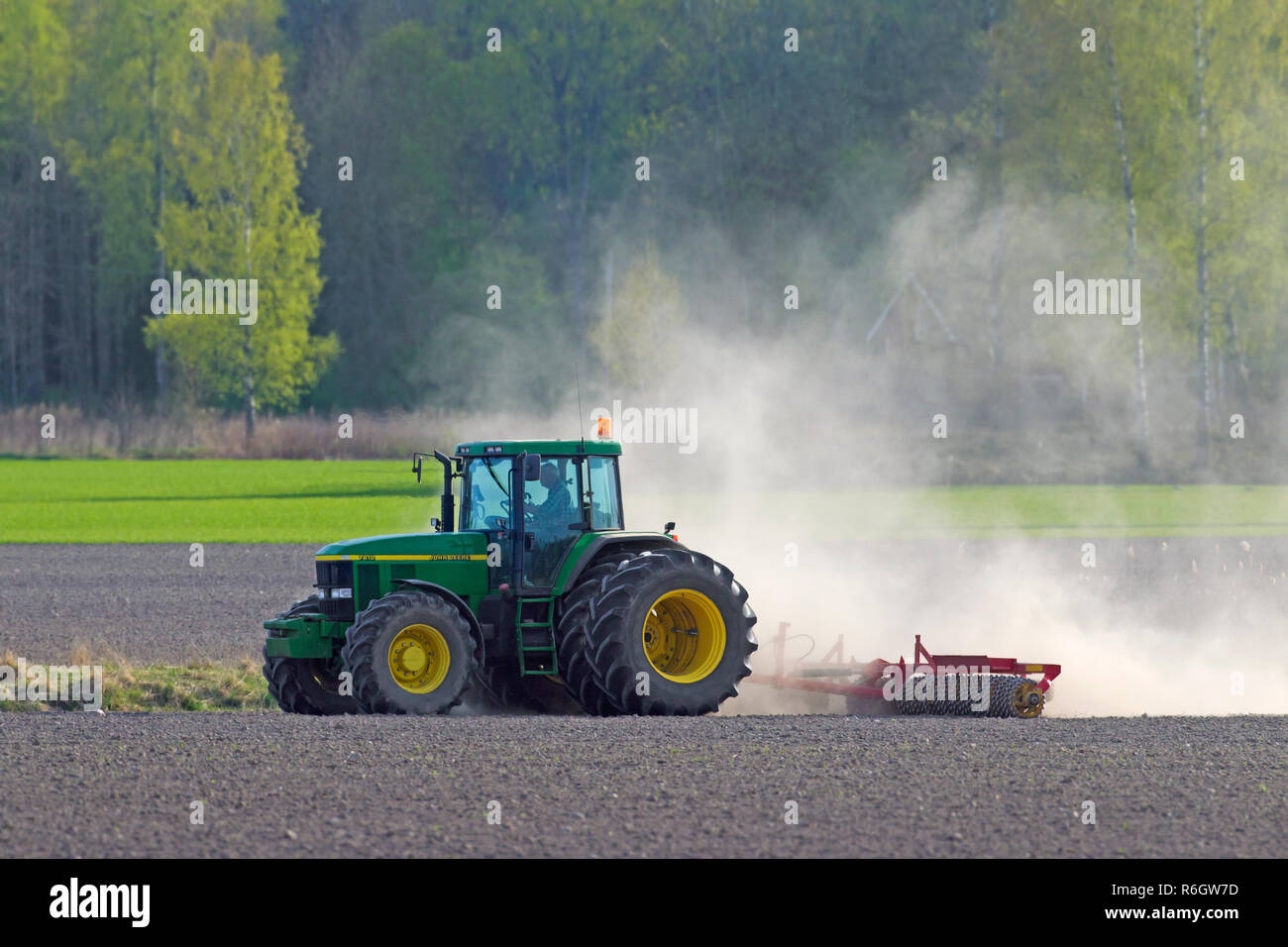 Le tracteur tirant cultipacker / Cambridge / rouleau rouleau strié, équipements agricoles formant un lit de semence ferme et lisse Banque D'Images