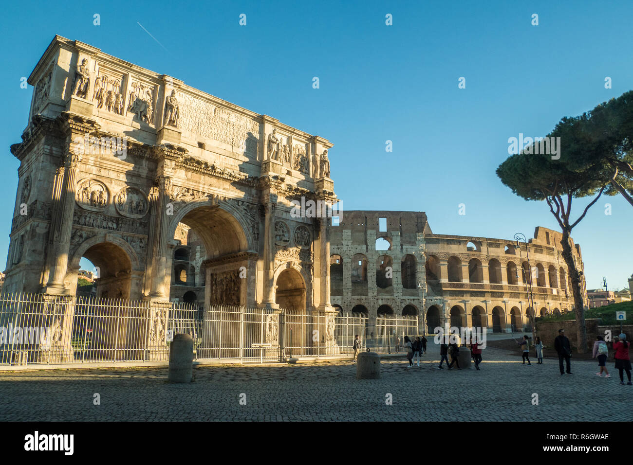 Le Colisée et l'Arc de Constantine à Rome, région du Latium, Italie Banque D'Images