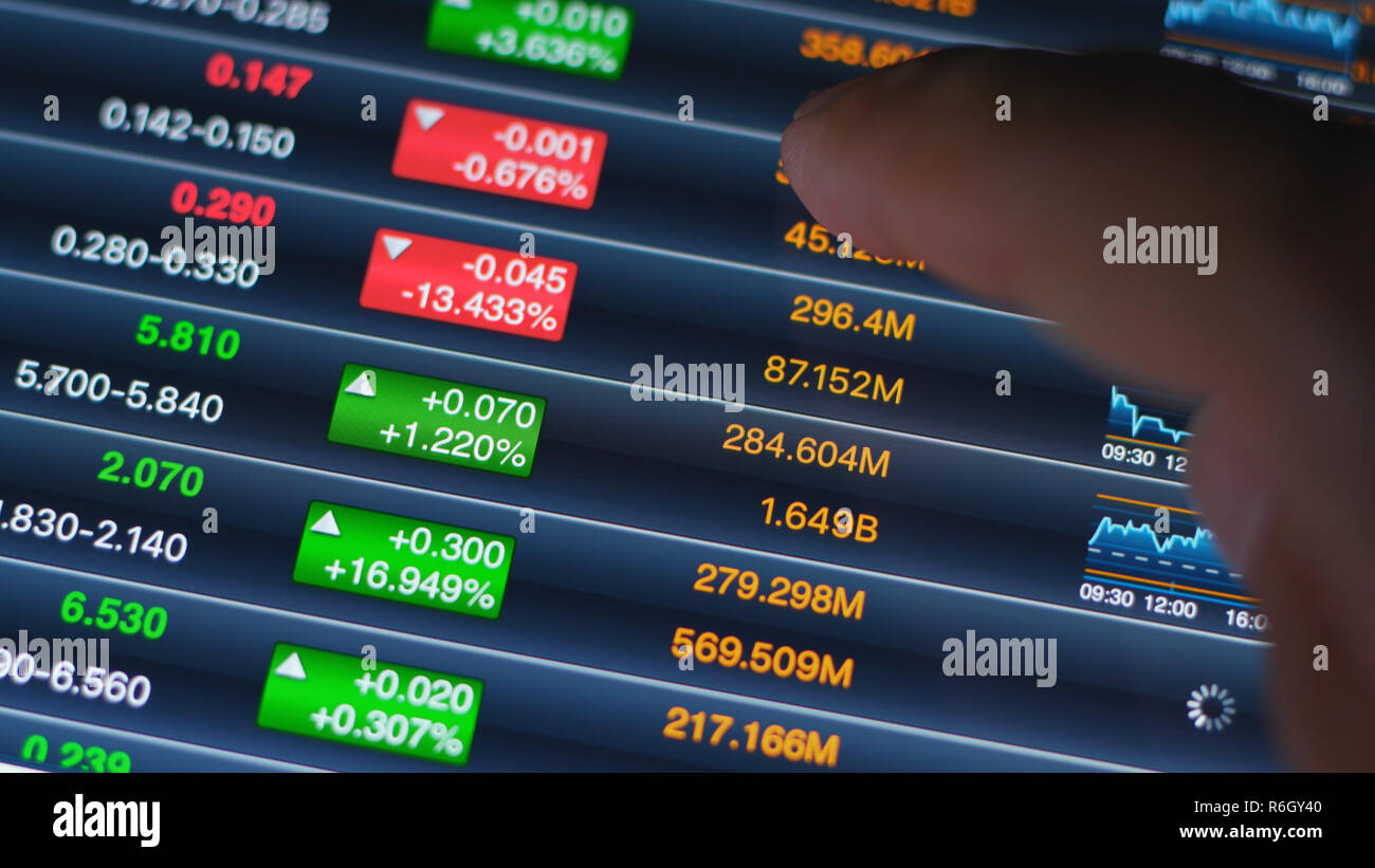 Stock Market montrant des données financières sur tablet computer Banque D'Images