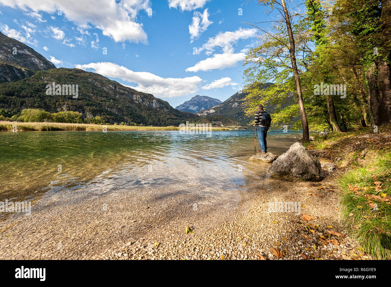 Randonneur debout sur le lac entre les montagnes Banque D'Images