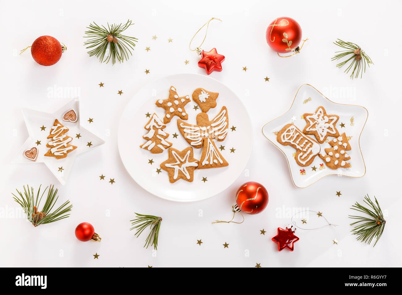 Gingerbread cookies faits maison de Noël et arbre de Noël sur le tableau blanc. Bannière de Noël Banque D'Images