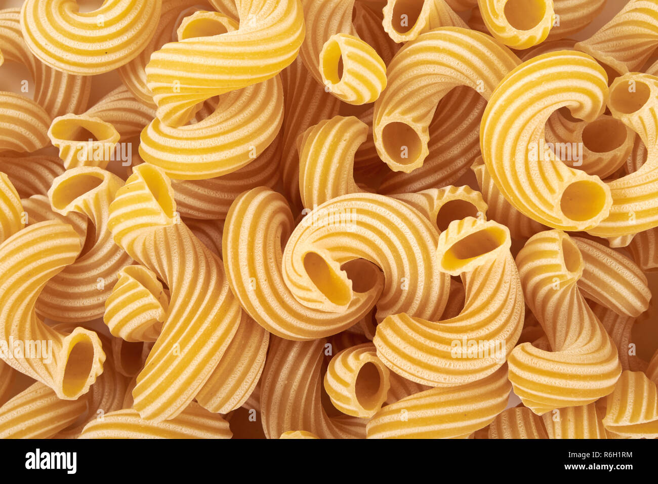 Pâtes crues cavatappi isolé sur fond blanc. Banque D'Images