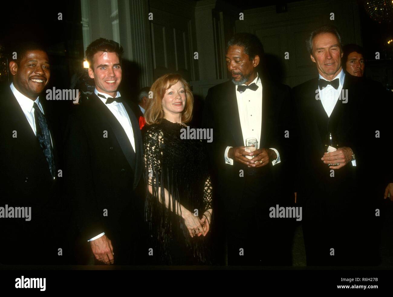 Los Angeles, CA - le 26 mars : l'Acteur Forest Whitaker, acteur Jeff Fahey, l'actrice Frances Fisher, l'acteur Morgan Freeman et l'acteur/réalisateur Clint Eastwood assister à Ace Eddie Awards le 26 mars 1993 au Beverly Hilton Hotel à Beverly Hills, Californie. Photo de Barry King/Alamy Stock Photo Banque D'Images