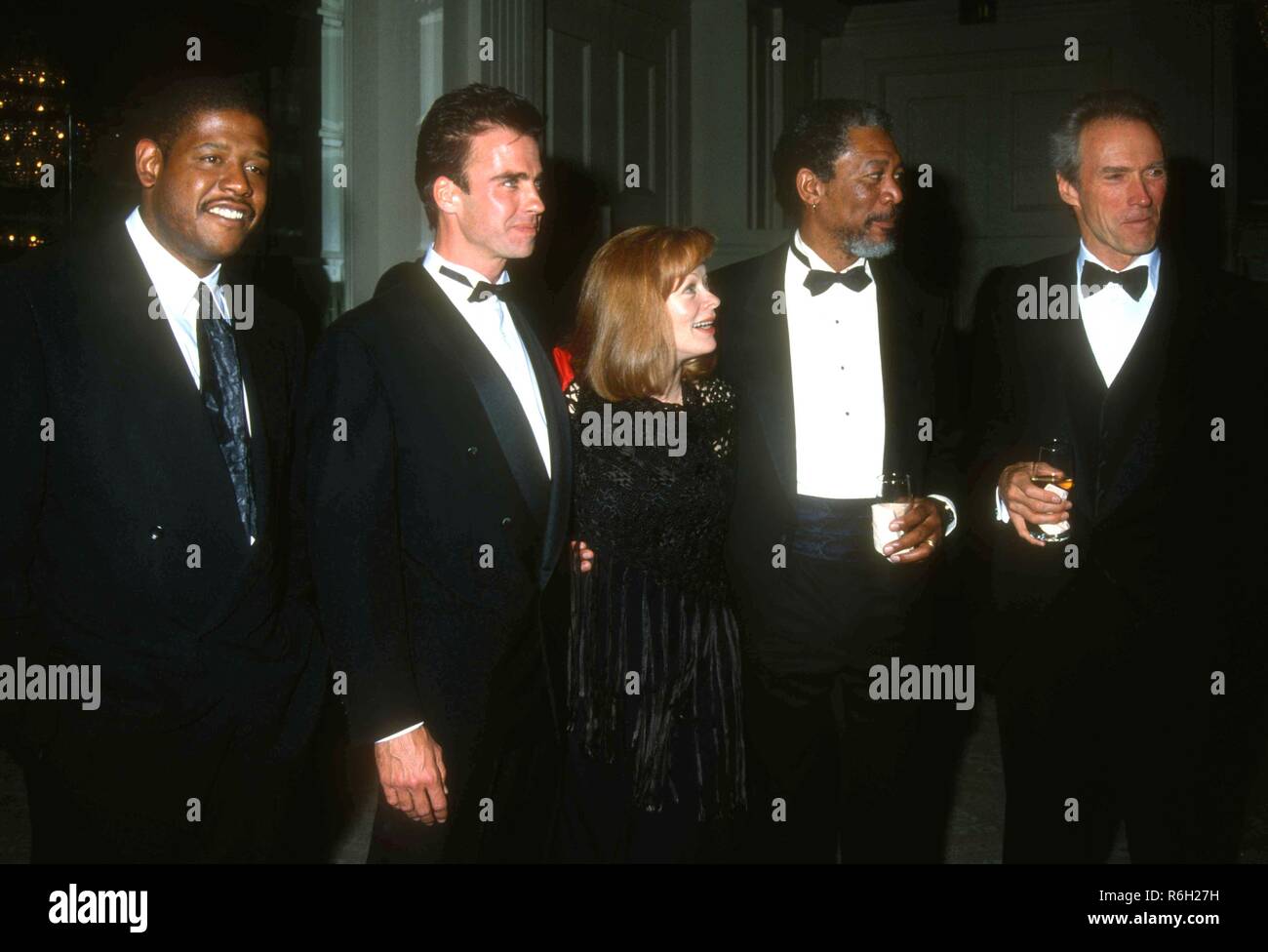 Los Angeles, CA - le 26 mars : l'Acteur Forest Whitaker, acteur Jeff Fahey, l'actrice Frances Fisher, l'acteur Morgan Freeman et l'acteur/réalisateur Clint Eastwood assister à Ace Eddie Awards le 26 mars 1993 au Beverly Hilton Hotel à Beverly Hills, Californie. Photo de Barry King/Alamy Stock Photo Banque D'Images