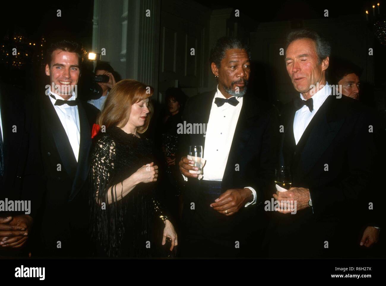 Los Angeles, CA - le 26 mars : l'acteur Jeff Fahey, l'actrice Frances Fisher, l'acteur Morgan Freeman et l'acteur/réalisateur Clint Eastwood assister à Ace Eddie Awards le 26 mars 1993 au Beverly Hilton Hotel à Beverly Hills, Californie. Photo de Barry King/Alamy Stock Photo Banque D'Images