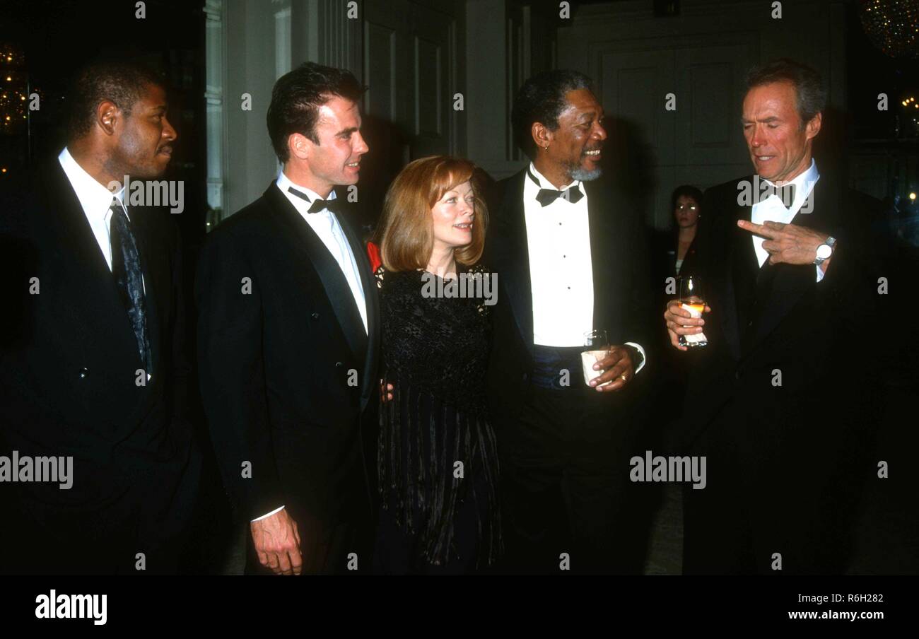 Los Angeles, CA - le 26 mars : l'Acteur Forest Whitaker, acteur Jeff Fahey, l'actrice Frances Fisher, l'acteur Morgan Freeman et l'acteur/réalisateur Clint Eastwood assister à Ace Eddie Awards le 26 mars 1993 au Beverly Hilton Hotel à Beverly Hills, Californie. Photo de Barry King/Alamy Stock Photo Banque D'Images