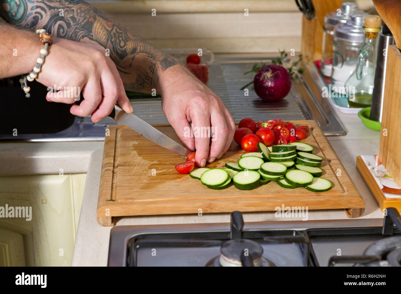 Pâtes farfalle ensemble avec les courgettes, tomates cerises et oignons rouges Banque D'Images