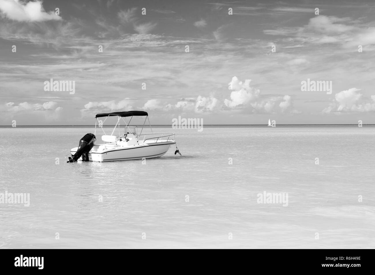 Scieries de voyage en bateau. Scène idyllique en bord de mer vacances tropicales. Voilier à moteur Ocean blue l'eau. Animation de l'eau st johns antigua.tout compris. Locations de loisirs des îles exotiques tropicaux. Banque D'Images