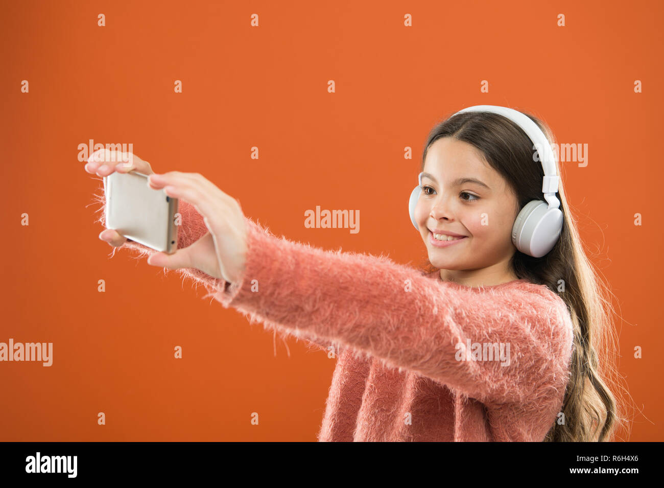 Ecoutez gratuitement. Application mobile pour adolescents. Petite fille  musique écouter casque moderne et smartphone prendre. selfies Obtenir de la  musique d'abonnement. Profitez de la musique concept. Les meilleures  applications de musique qui