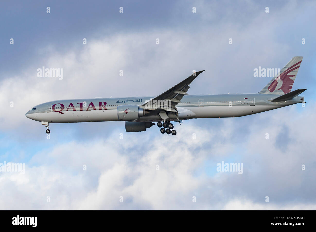 Qatar Airways Boeing 777-300 vu l'atterrissage à l'Aéroport International de Londres Heathrow LHR / EGLL à Londres. L'aéronef est spécifiquement un Boeing 777-3DZ(ER) avec l'inscription A7-BAF, équipé de deux des plus gros moteurs à réaction, le GE90. Qatar Airways relie Londres à Doha, sur une base quotidienne. Banque D'Images