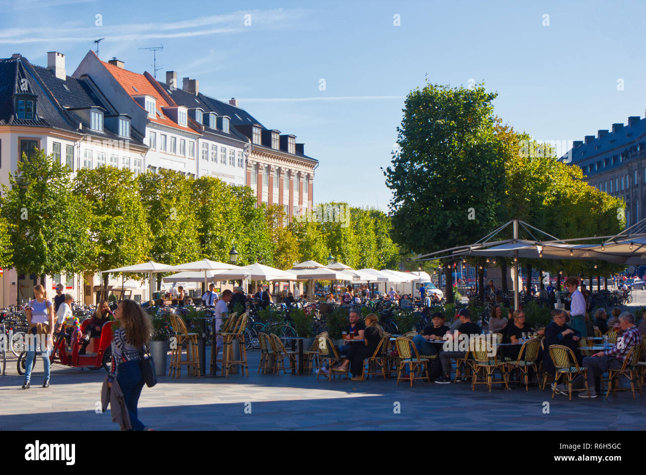 Terrasse de café en plein air, la culture Hojbro Plads, Indre par, Copenhague, Danemark, Scandinavie Banque D'Images