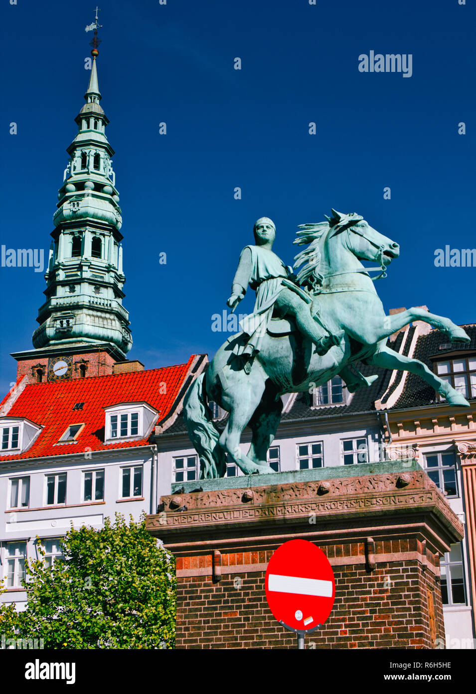 Statue équestre en bronze de l'Absalon fondateur de Copenhague et St Nicholas church spire, Hojbro Plads, Copenhague, Danemark, Scandinavie Banque D'Images