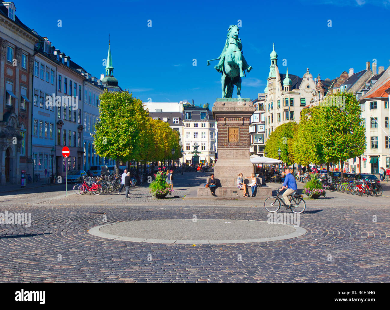 Statue équestre en bronze de l'évêque Absalon le fondateur de Copenhague, Hojbro Plads, Indre par, Copenhague, Danemark, Scandinavie Banque D'Images