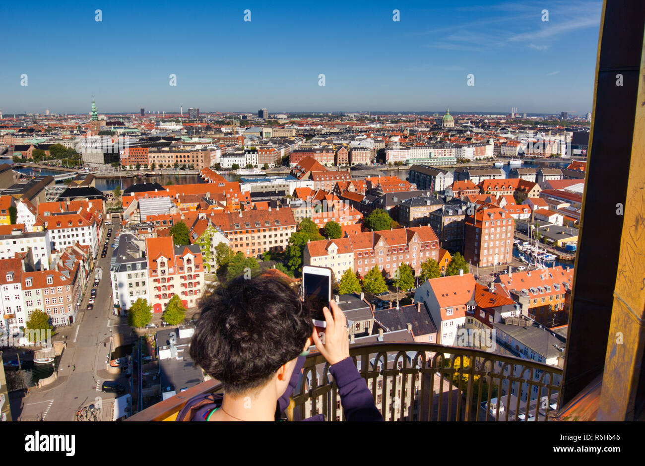Photo prise touristiques sur mobile depuis l'escalier externe de Vor Frelsers avec Kirke (l'église de Notre Sauveur) Copenhague, Danemark, Scandinavie Banque D'Images
