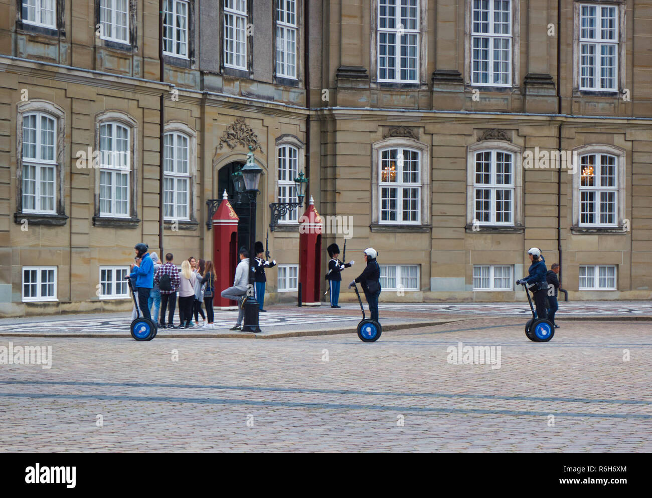 Segway riders passant La Royale Vie gardiens de service à l'extérieur du palais d'Amalienborg, Copenhague, Danemark, Scandinavie Banque D'Images
