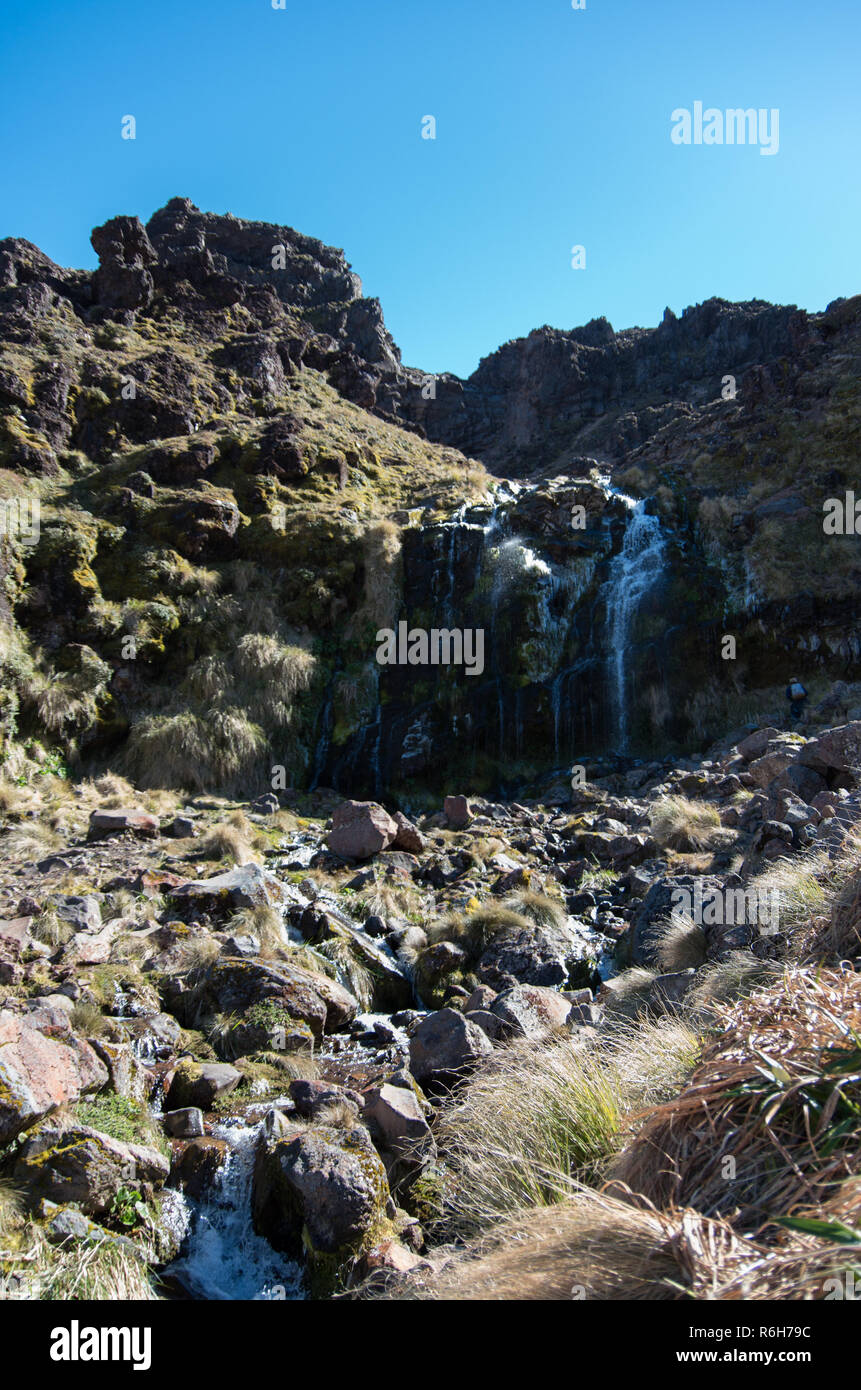 Jeune femme marcher sous Soda Springs sur la cascade crossing, new zealand tongariro Banque D'Images