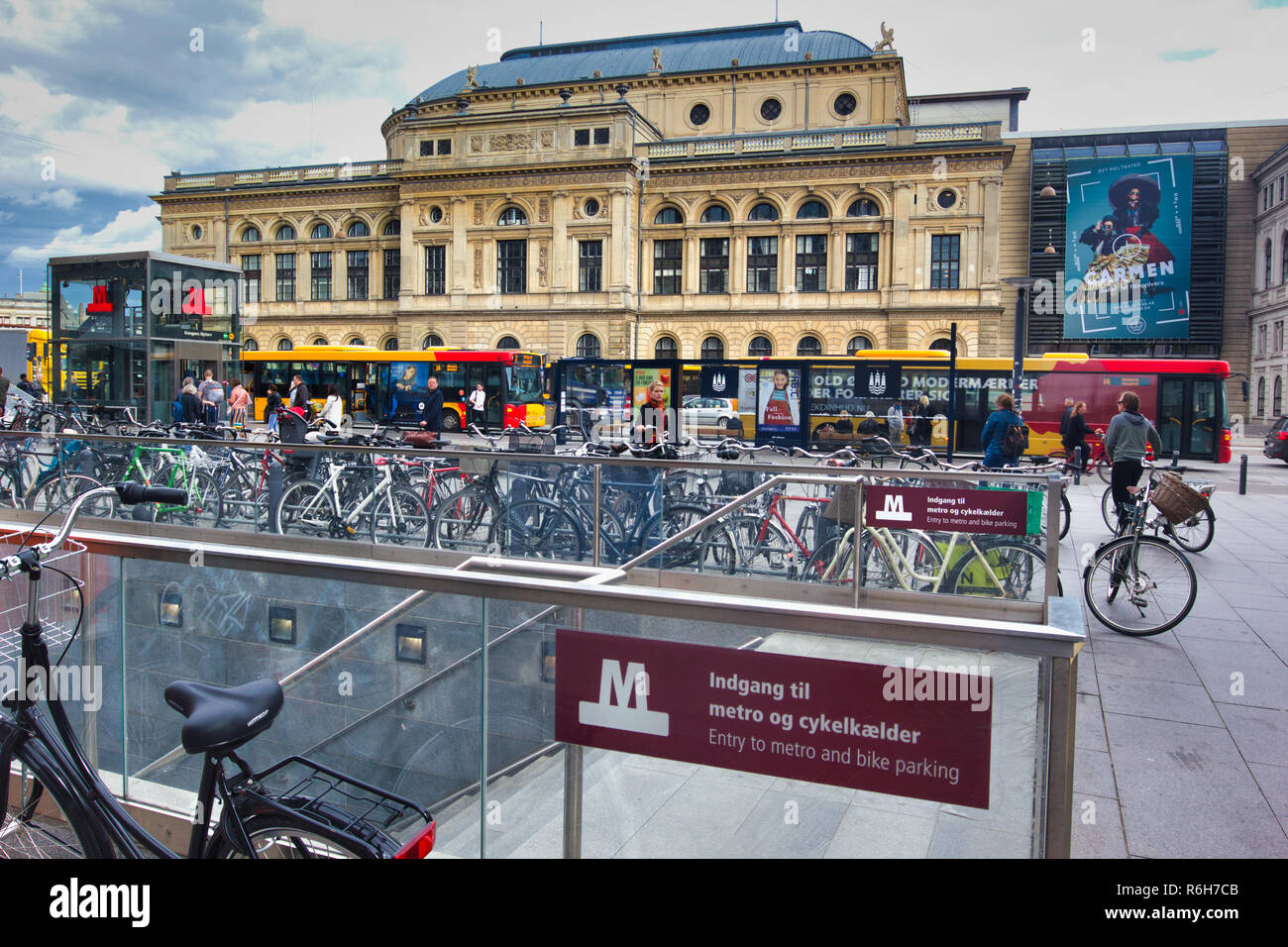 La station de métro Kongens Nytorv et dans l'arrière-plan le Théâtre royal du Danemark (Det b comme Teater), Copenhague, Danemark, Scandinavie Banque D'Images