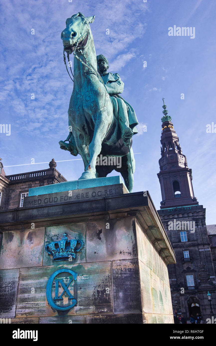 Statue équestre en bronze de Christian 1X à l'extérieur du Palais de Christiansborg Christiansborg (fente) Slotsholmen, Copenhague, Danemark, Scandinavie Banque D'Images