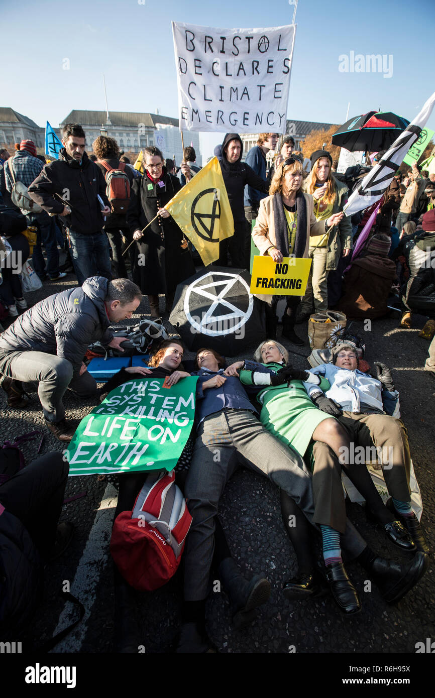 Rébellion d'extinction les manifestants se sont réunis à Londres le climat de tenter de bloquer cinq principaux ponts sur la Tamise exigeant l'action climatique, UK Banque D'Images
