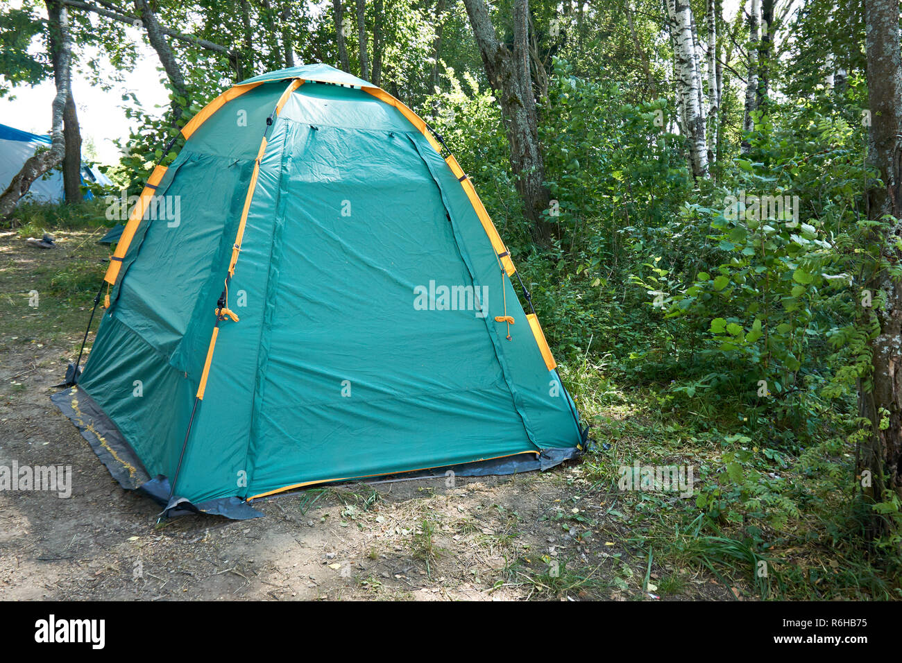 Camping touristique tente dans la forêt Banque D'Images