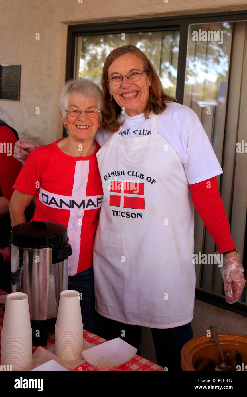 Les femmes de la club Danisg Danish-American portant des T-shirts aux Winter Festival à Tucson AZ à Tucson, AZ Banque D'Images