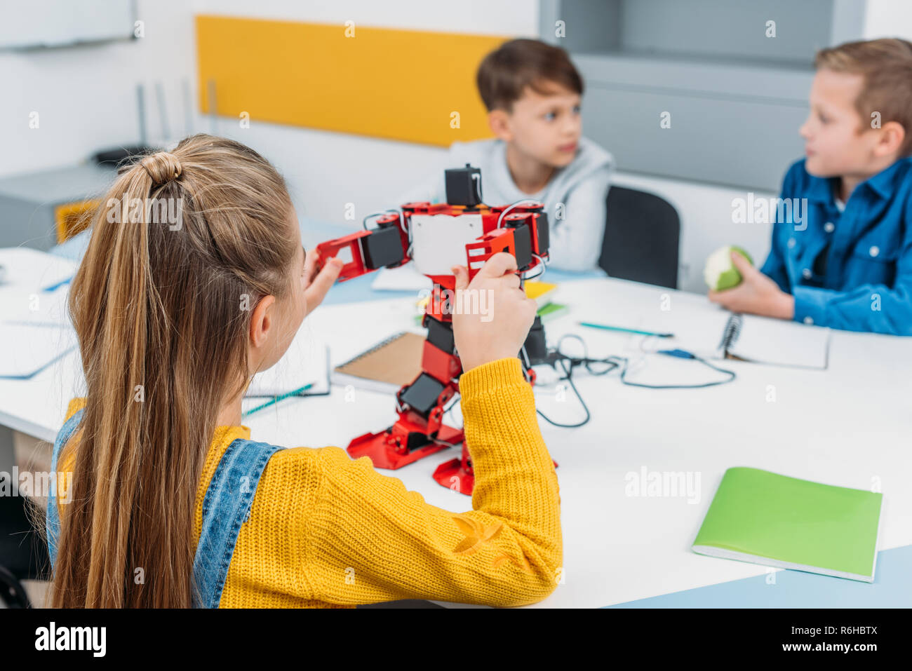 Les élèves faire robot avec détails dans la classe de la tige Banque D'Images