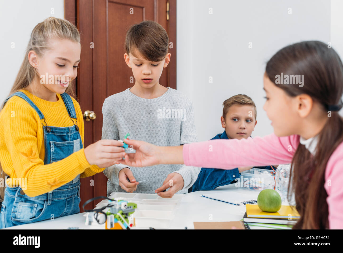 Les élèves travaillent sur la programmation du robot à la classe de la tige Banque D'Images