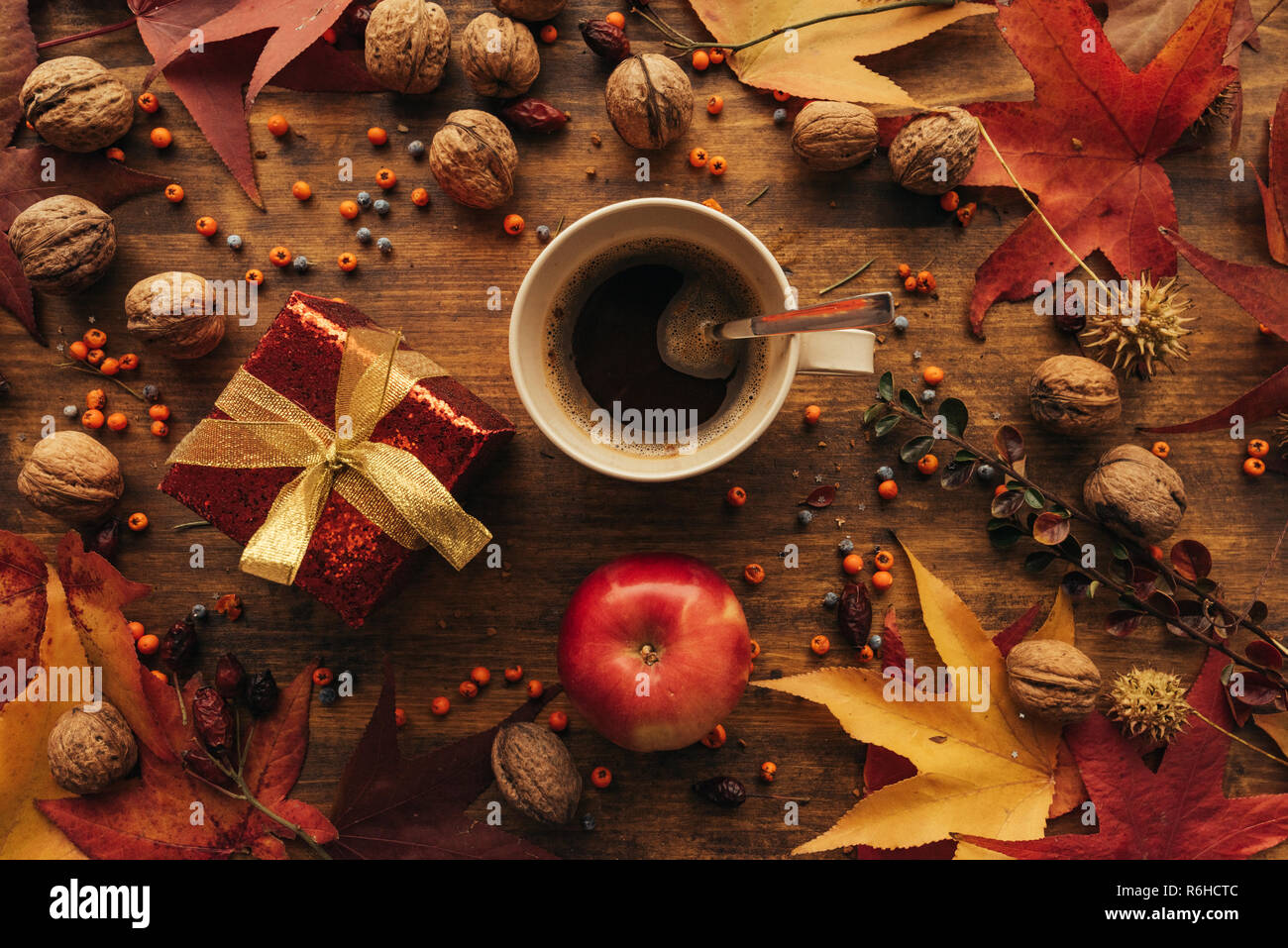 Boîte cadeau d'automne avec une tasse de café sur la table en bois, télévision jeter vue supérieure Banque D'Images