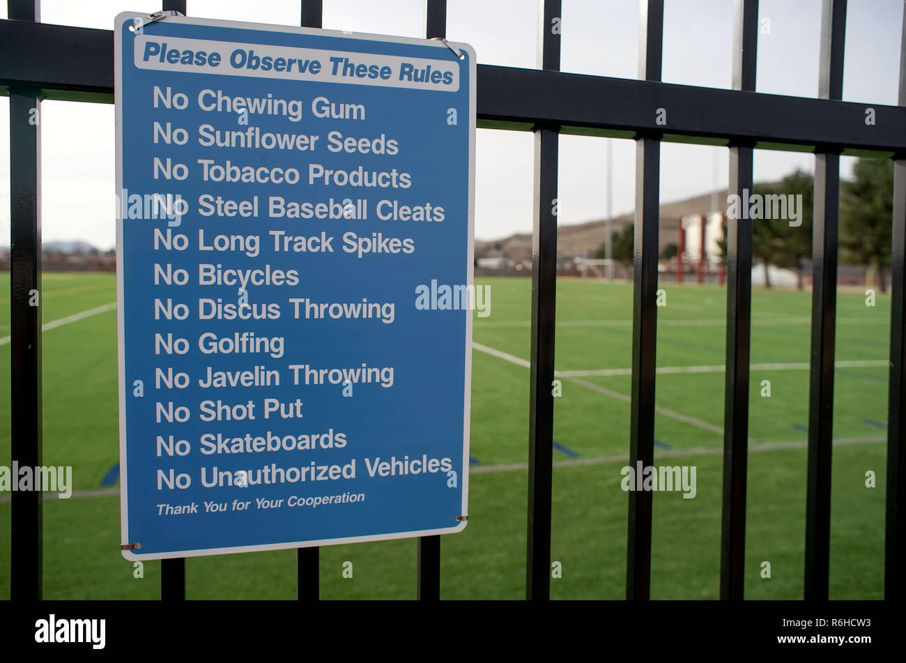 A ne pas faire la liste date de l'entrée d'un champ de pratique de football, à Alpine, Texas. Banque D'Images