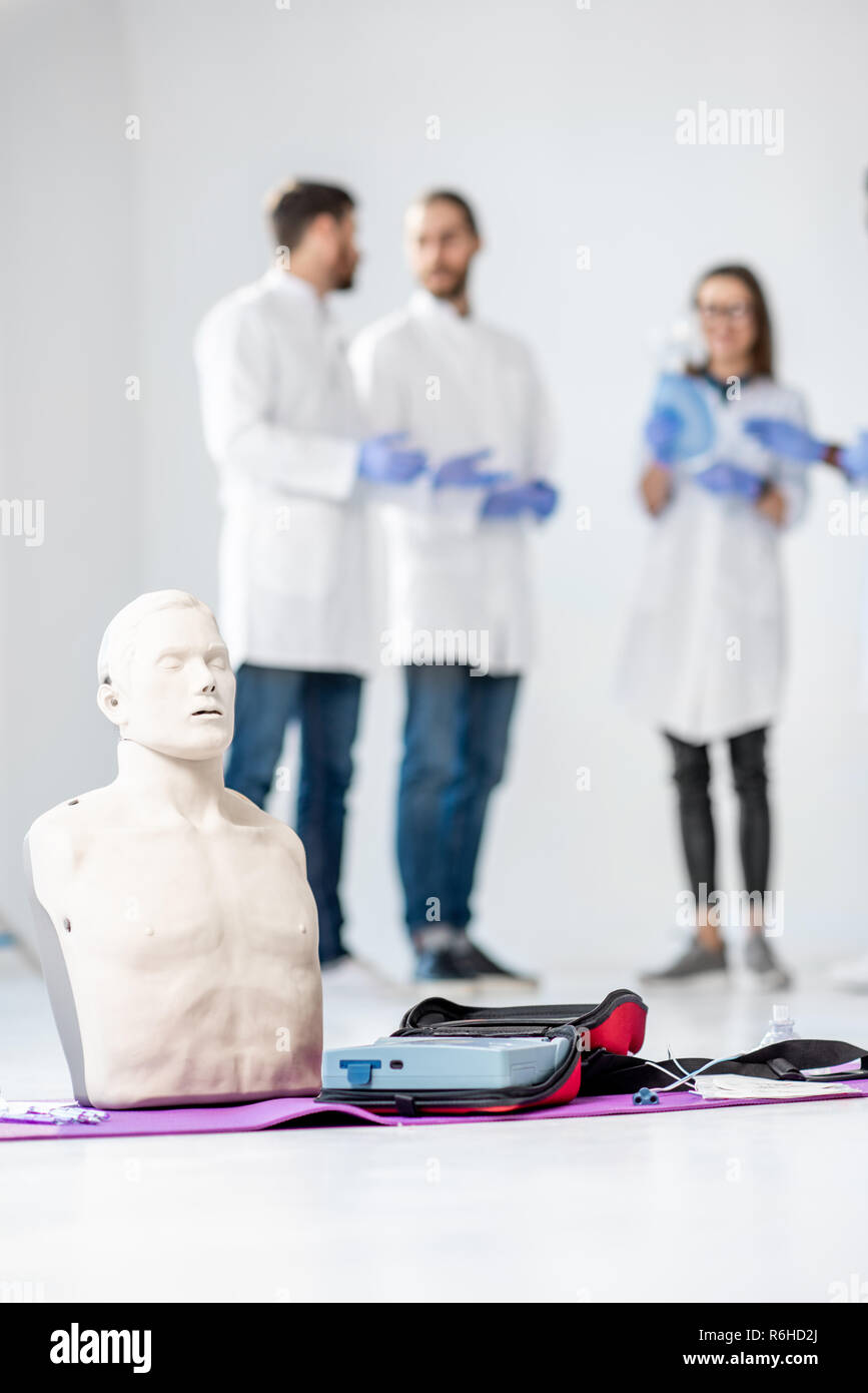 Trucs médecine et sucettes avec groupe de jeunes membres du comité permanent pendant la pause sur l'arrière-plan Banque D'Images