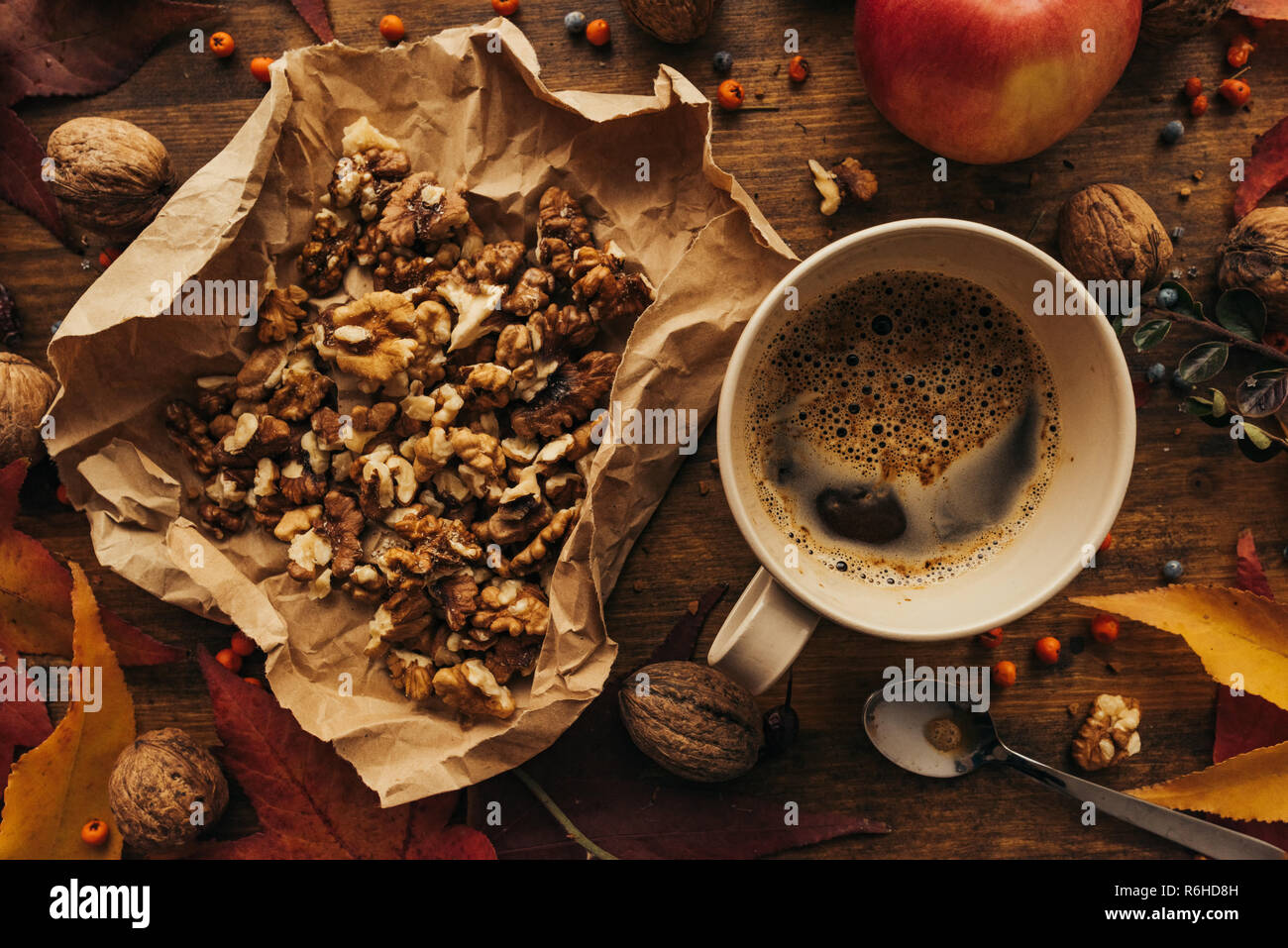 Profitant de fruits de l'automne - apple, café et noix sur la table de jour de Thanksgiving concept top view Banque D'Images