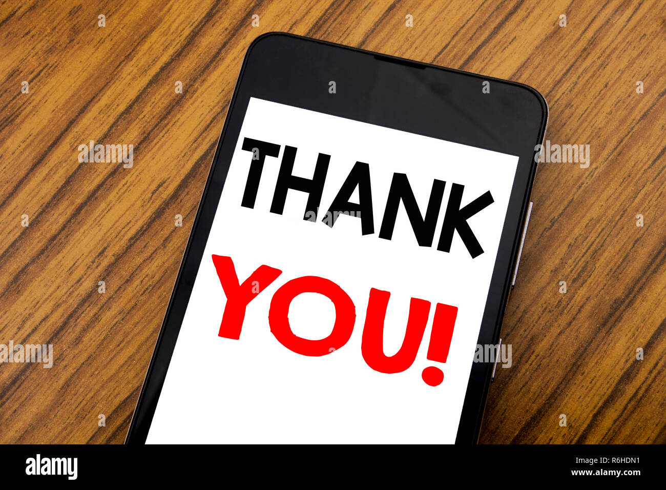 L'écriture, l'écriture de texte Merci. Concept d'affaires grâce à un message écrit sur téléphone portable mobile, fond de bois avec l'exemplaire de l'espace. Banque D'Images L'écriture, l'écriture de texte Merci. Concept d'affaires grâce à un message écrit sur téléphone portable mobile, fond de bois avec l'exemplaire de l'espace. Banque D'Images