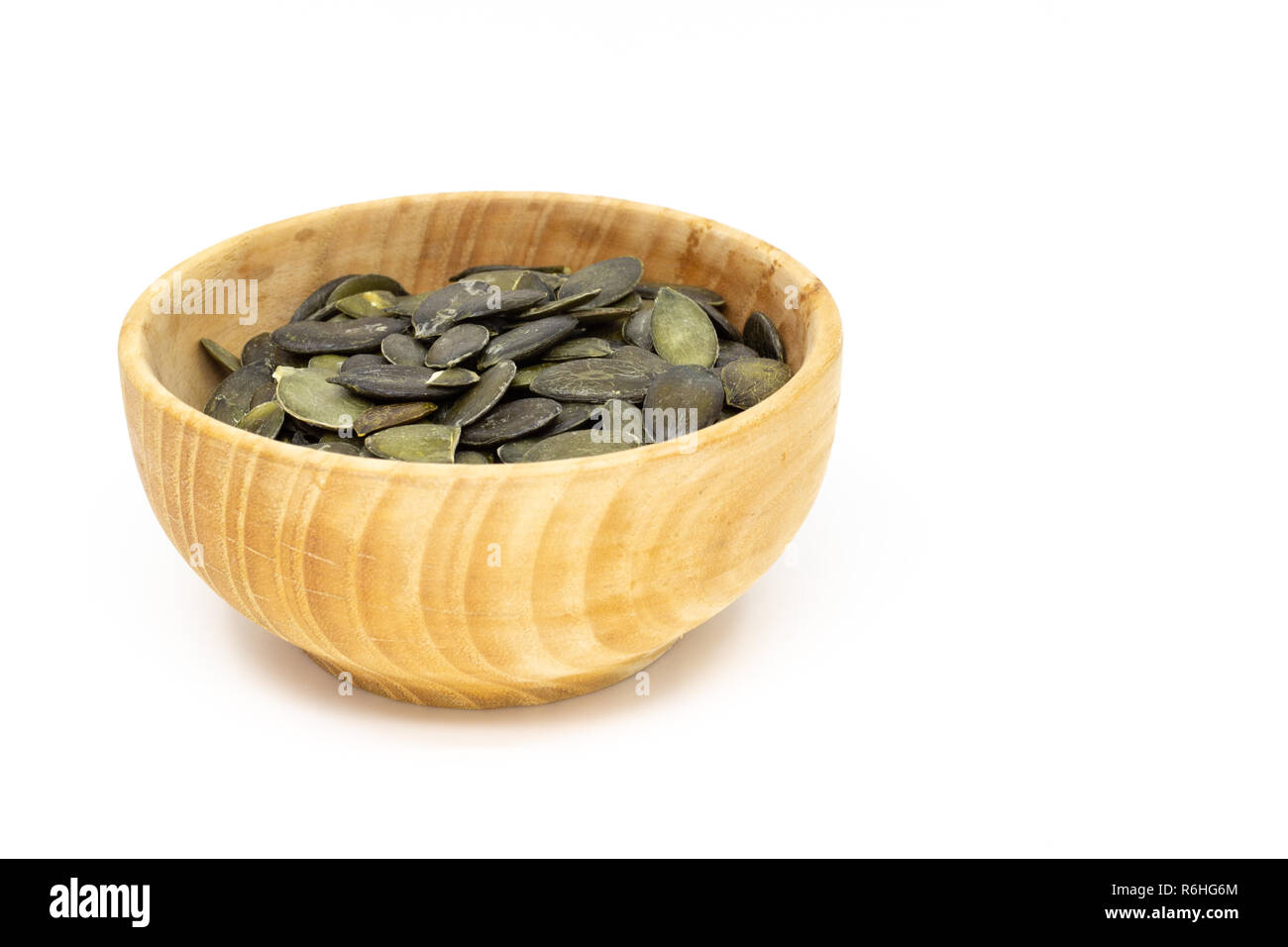 Graines de citrouille (Cucurbita pepo) en soucoupe en bois Banque D'Images