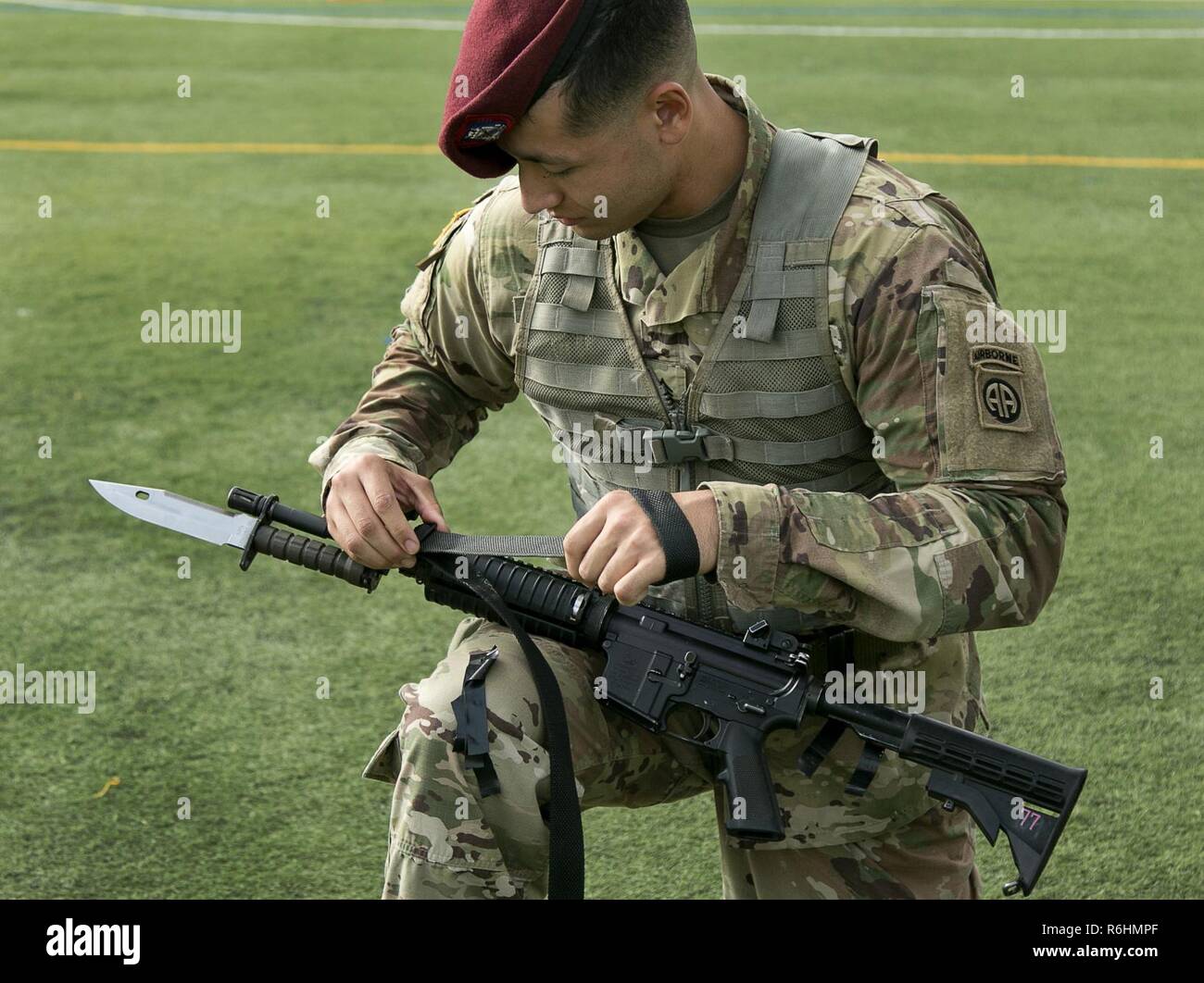 Un parachutiste prépare son arme pour l'inspection pendant la semaine américaine garde toutes les couleurs sur la concurrence Fort Bragg, N.C., 18 mai 2017. Le concours est tenu pour voir qui va gagner la chance de se produire que la couleur garde pendant les événements de la célébration de la semaine All American. Banque D'Images