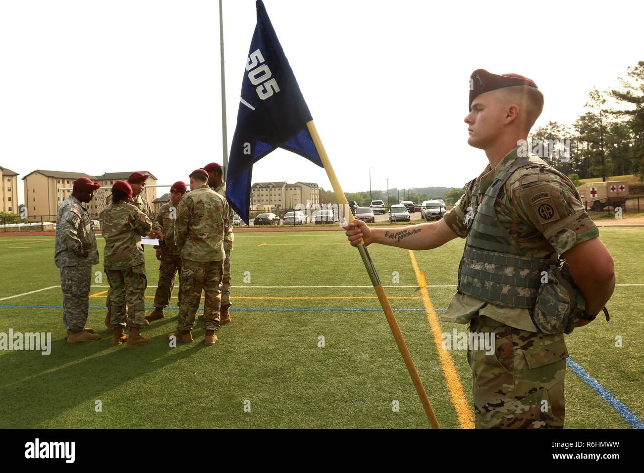 Un parachutiste du 1er Bataillon du 505th Parachute Infantry Regiment, 3e Brigade Combat Team, 82e Division aéroportée, est de Parade reste alors que les juges délibèrent pendant les derniers moments de la Garde côtière américaine couleur toutes les semaines sur la concurrence Fort Bragg, N.C., 19 mai 2017. Le concours est tenu pour voir qui va gagner la chance de se produire que la couleur garde pendant les événements de la célébration de la semaine All American. Banque D'Images