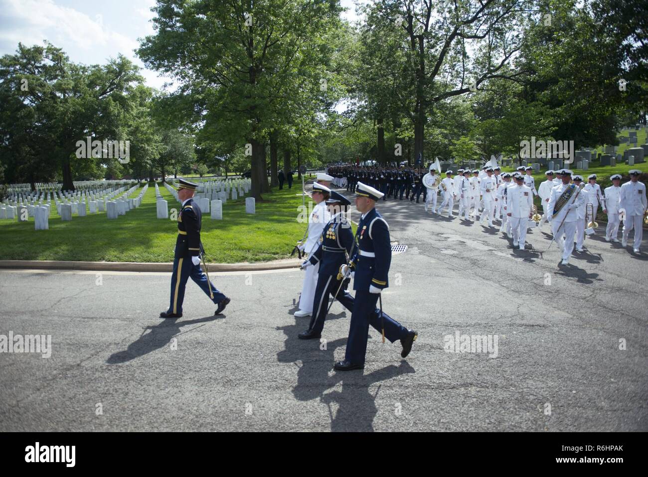 Cinq des membres de toutes les branches des forces armées des États-Unis participent à l'articulation d'honneurs militaires complets service funéraire de l'ancien secrétaire à la défense, Melvin Laird au cimetière national d'Arlington, à Arlington, Va., le 19 mai 2017. Banque D'Images