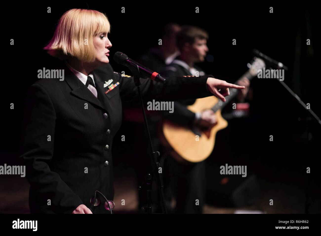 SPOKANE, Washington (17 mai 2017) Musicien Marine 1ère classe Mallory McKendry, originaire de Harrisonburg, VA, chante à l'INB Performing Arts Center avec la U.S. Navy Band rock band du nord-ouest, l'adoption, dans le cadre de la Semaine de la Marine de Spokane. Depuis 2005, le programme de la Semaine de la marine a été le principal effort de sensibilisation de la Marine dans des régions du pays sans une importante présence de la marine, avec 195 semaines de la marine tenue à 71 villes des États-Unis. Le programme est conçu pour aider les Américains comprennent que leur marine est déployée à travers le monde, à toute heure, prêt à se défendre à tout moment de l'Amérique. Banque D'Images