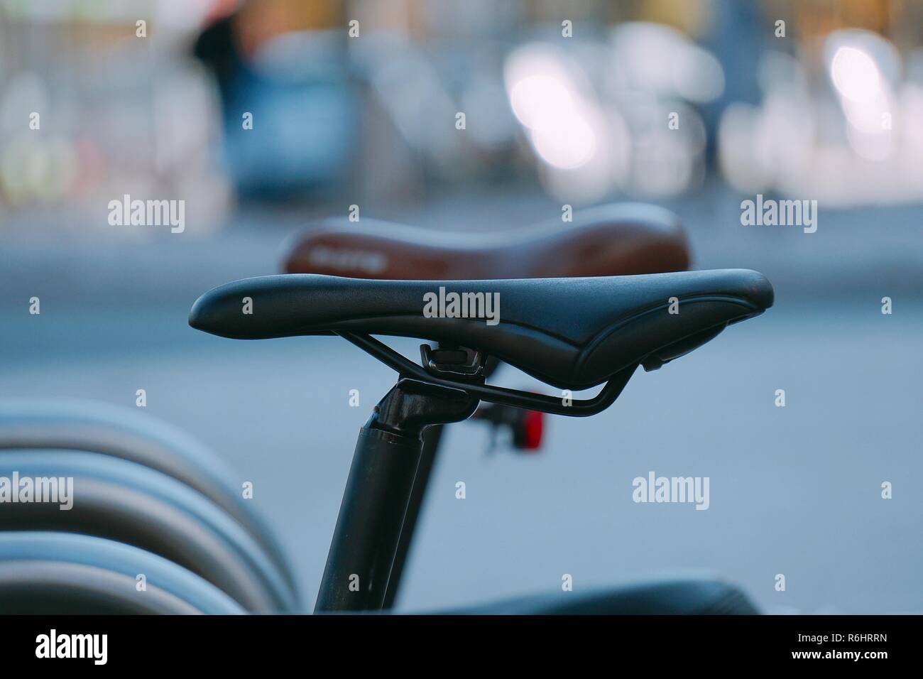 Le vélo seul dans la rue Banque D'Images