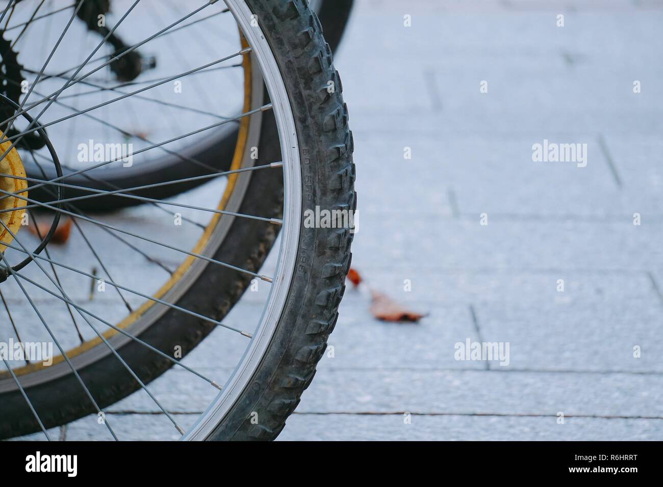 Le vélo seul dans la rue Banque D'Images