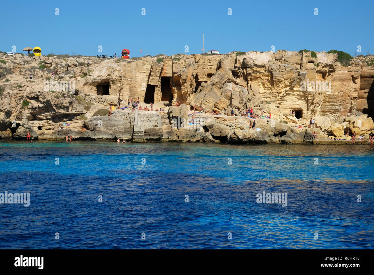 L'île de Favignana, Italie, 14 septembre 2017 - Les gens sur les magnifiques plages et mer de Favignana, une île de l'Archipel des Egades, Sicile Banque D'Images