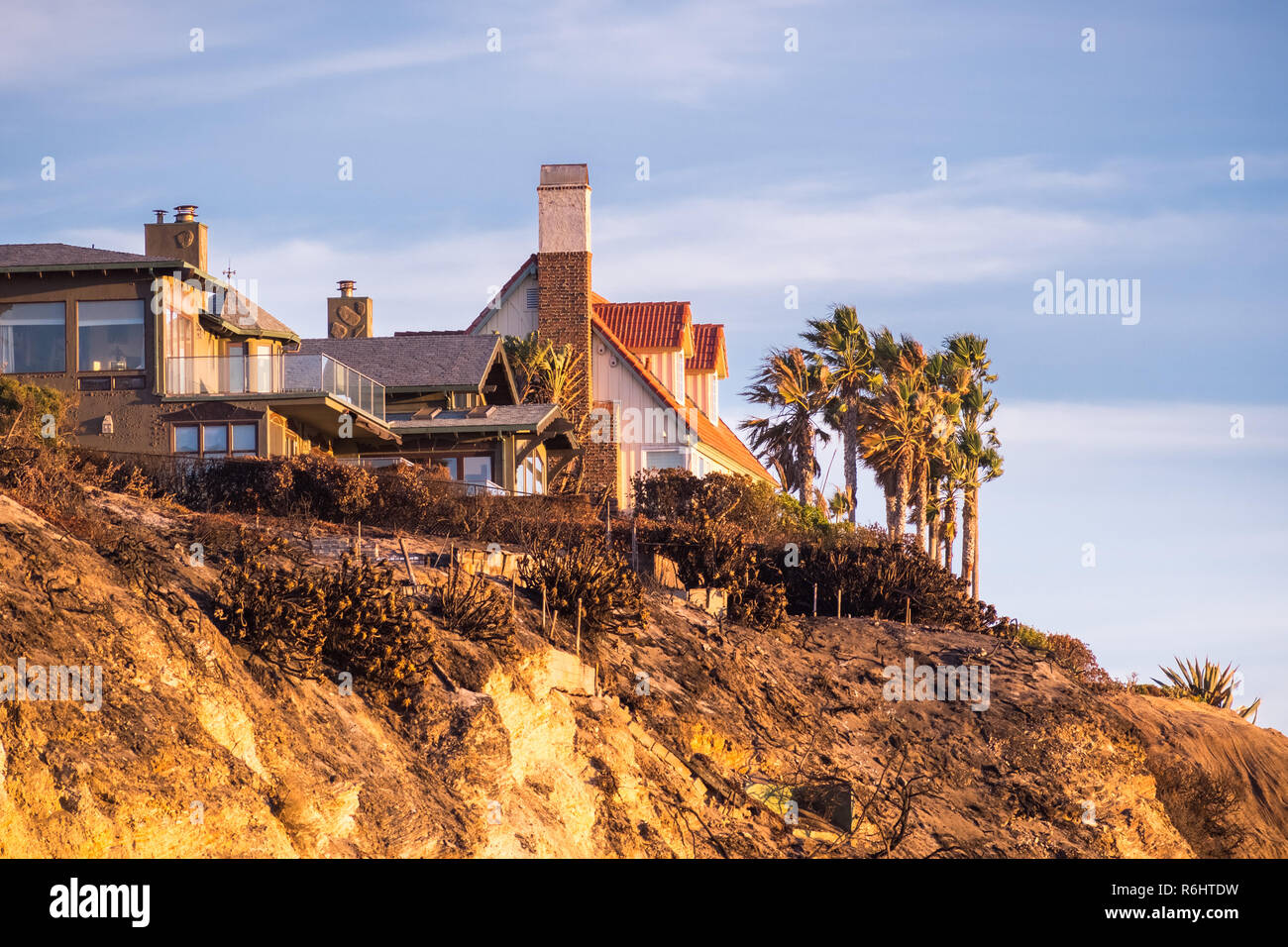 Vue du coucher de soleil d'hôtels particuliers construits sur des falaises de la côte de l'océan Pacifique, Malibu, Los Angeles County, Californie Banque D'Images