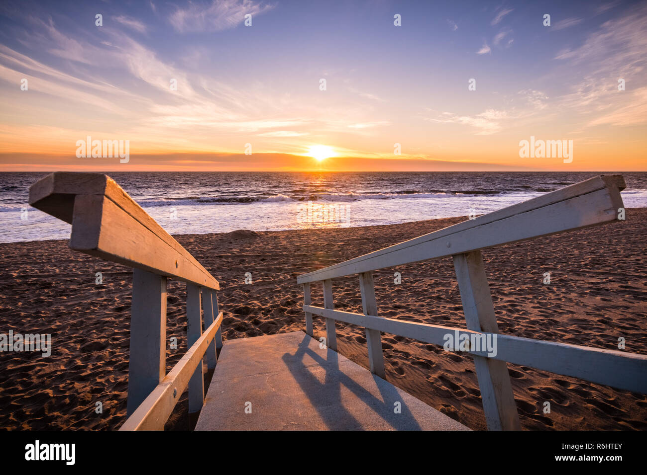 Coucher du soleil sur l'une des plages de sable de Malibu, le littoral de l'océan Pacifique, Los Angeles County, Californie Banque D'Images