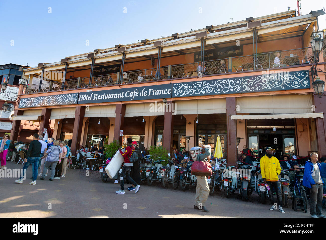 Cafe de France restaurant et l'hôtel, Place Djemaa el Fna, Marrakech, Maroc Afrique du Nord Banque D'Images