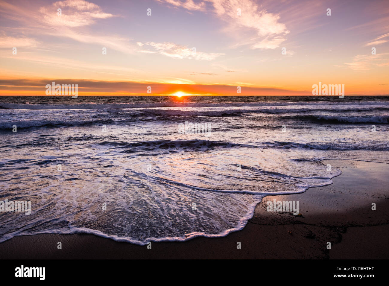 Vue du coucher de soleil de Malibu Beach, le littoral de l'océan Pacifique, Los Angeles County, Californie Banque D'Images